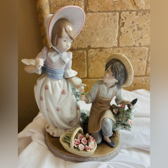 Lladro Porcelain Figurine “For You” Retired #5453 Boy & Girl 9 H” Flowers - Picture 3 of 10